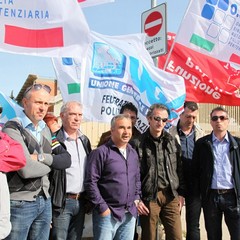 Carcere di Trani, sit-in di protesta degli agenti di polizia penitenziaria