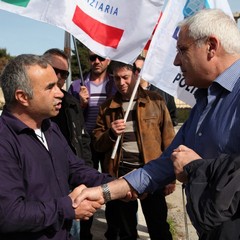 Carcere di Trani, sit-in di protesta degli agenti di polizia penitenziaria