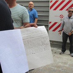 Piazza Longobardi, protestano i pescatori di Trani