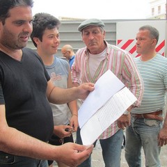 Piazza Longobardi, protestano i pescatori di Trani