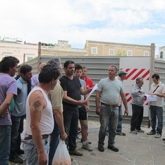 Piazza Longobardi, protestano i pescatori di Trani