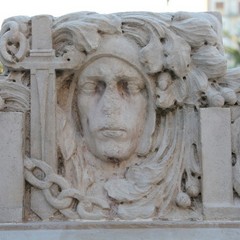 Gli studenti del De Amicis puliscono la fontana di piazza della Repubblica