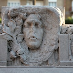 Gli studenti del De Amicis puliscono la fontana di piazza della Repubblica
