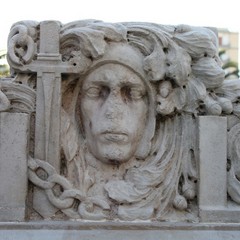 Gli studenti del De Amicis puliscono la fontana di piazza della Repubblica