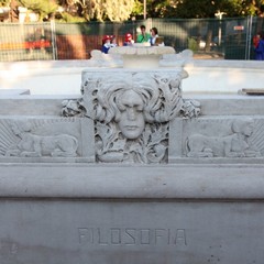 Gli studenti del De Amicis puliscono la fontana di piazza della Repubblica