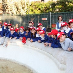 Gli studenti del De Amicis puliscono la fontana di piazza della Repubblica