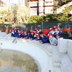 Gli studenti del De Amicis puliscono la fontana di piazza della Repubblica
