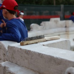 Gli studenti del De Amicis puliscono la fontana di piazza della Repubblica