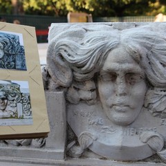Gli studenti del De Amicis puliscono la fontana di piazza della Repubblica