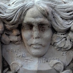 Gli studenti del De Amicis puliscono la fontana di piazza della Repubblica