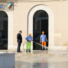 Trani, pulizie straordinarie in piazza XX settembre