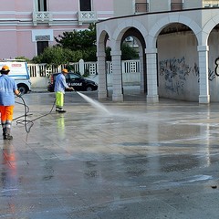 Trani, pulizie straordinarie in piazza XX settembre
