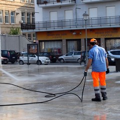 Trani, pulizie straordinarie in piazza XX settembre