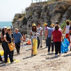 Operazione spiagge pulite a Trani