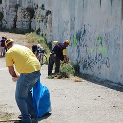 Operazione spiagge pulite a Trani