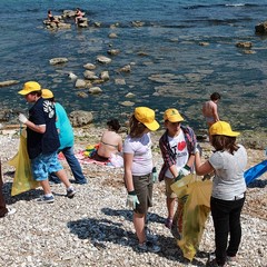 Operazione spiagge pulite a Trani