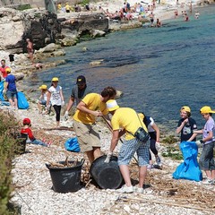 Operazione spiagge pulite a Trani