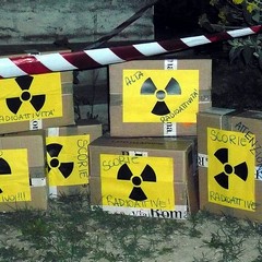 Scorie radioattive simboliche a Trani