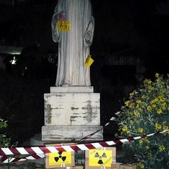 Scorie radioattive simboliche a Trani