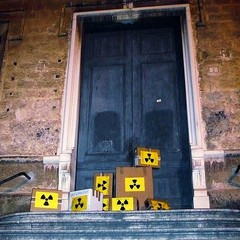 Scorie radioattive simboliche a Trani