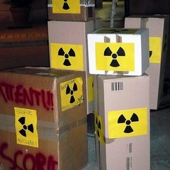 Scorie radioattive simboliche a Trani