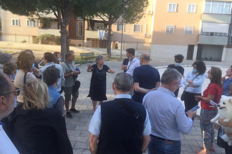 «No» al mercato in piazza Madre Teresa di Calcutta