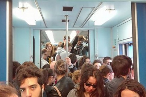Treno affollato