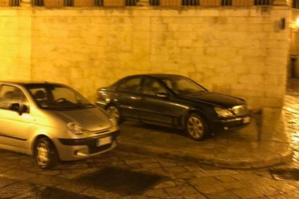 Parcheggi selvaggi in via Ognissanti