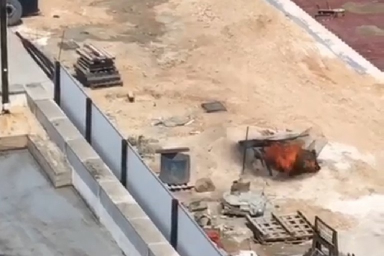 Incendio nel cantiere in via Barletta
