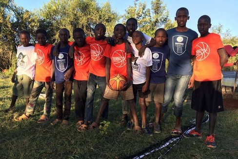 Bambini del Kenya,  donati palloni