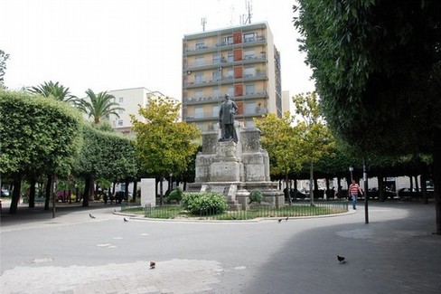 Monumento Giovanni Bovio in Piazza della Repubblica