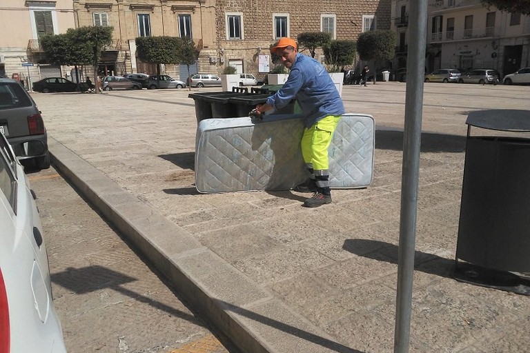 Materasso abbandonato in pizza Campo dei Longobardi