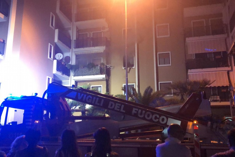Fiamme in via Amendola: a fuoco un appartamento