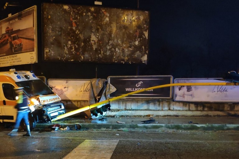 Scontro tra auto e ambulanza