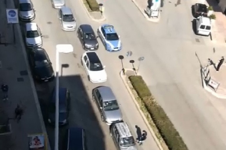 Strada bloccata in corso Alcide de Gasperi