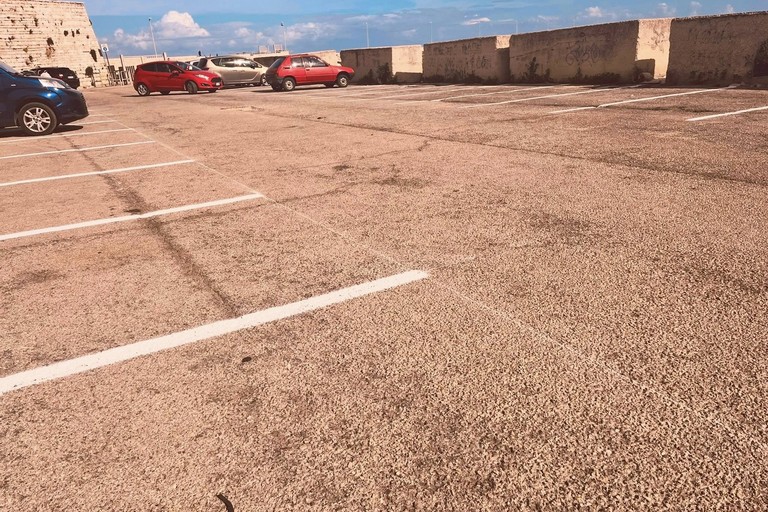 Parcheggi al porto di Trani, tracciati i nuovi stalli in Largo Pastore. <span>Foto Credits</span>