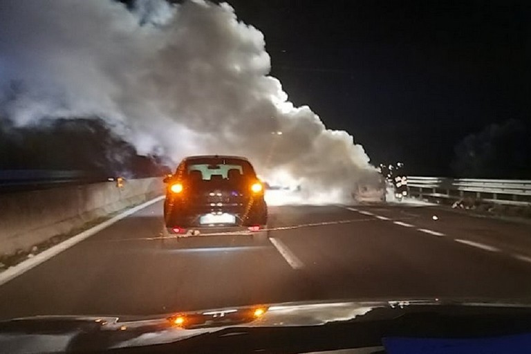 Auto in fiamme
