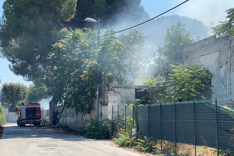 Incendio nella villa di via Verdi