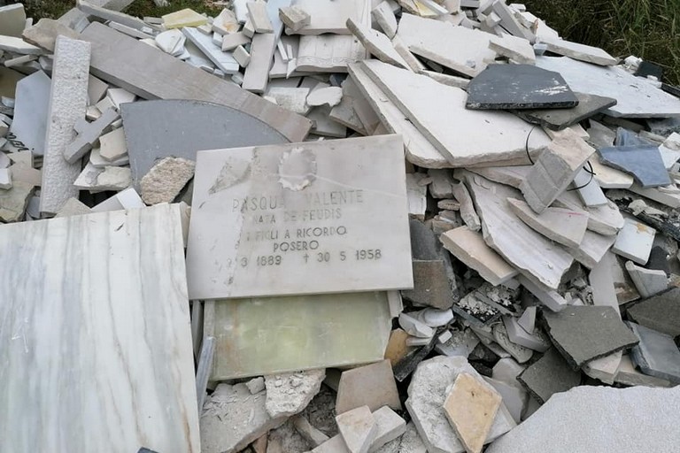 lapidi abbandonate in campagna