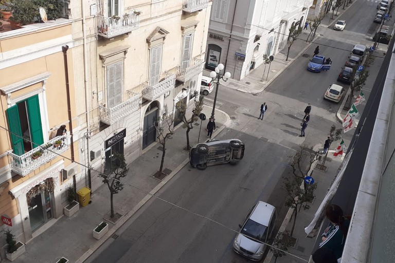 Auto ribaltata