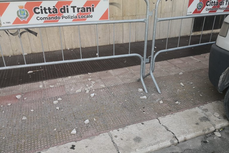 Pioggia di calcinacci dell'ex cinema Bellini