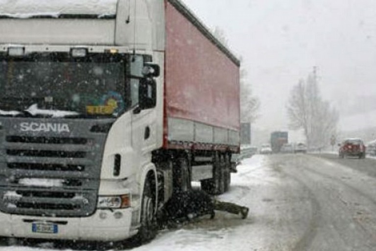 Allerta meteo, camion su strade extraurbane