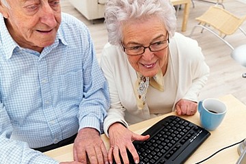 Anziani al computer su internet
