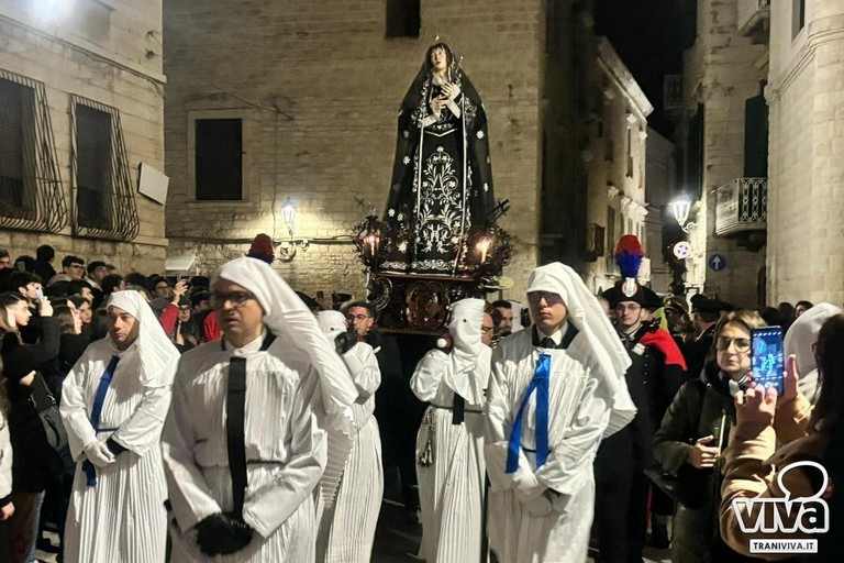 Trani si accende di fede: il ritorno dell’Addolorata verso la Pasqua