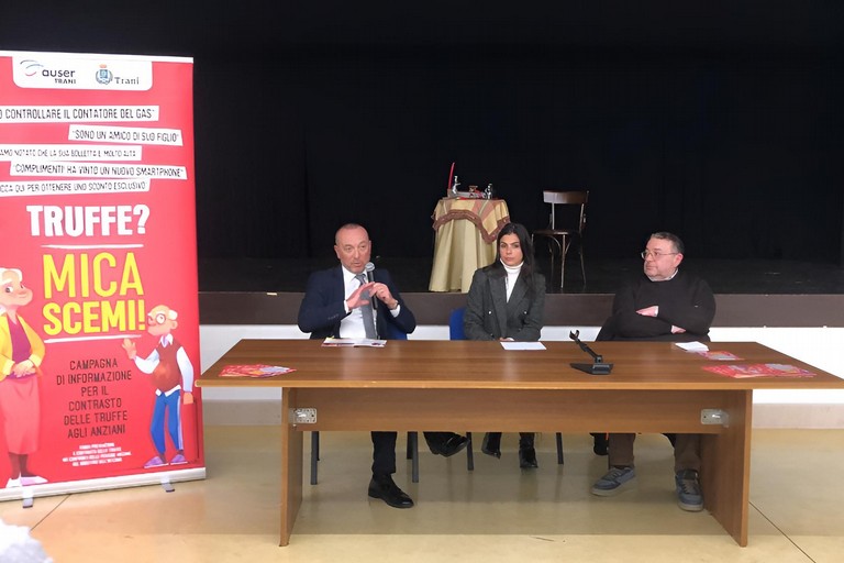 L'incontro "Truffe? Mica Scemi!" a Trani: dalla finanza al cabaret contro le truffe