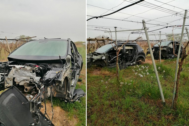 Due carcasse di auto rubate e cannibalizzate