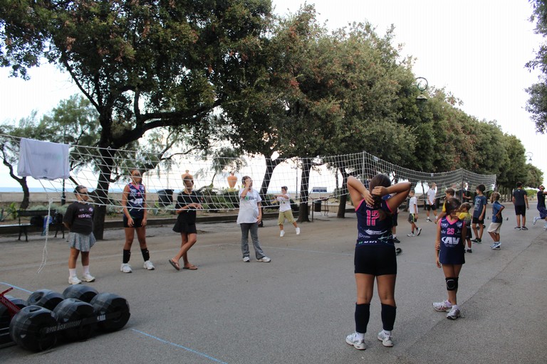 Bambine giocano a pallavolo - emozioni non solo sportive. <span>Foto Adriana Fabrizio</span>
