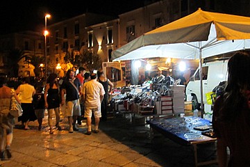 Bancarelle abusive sul porto di Trani