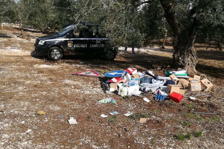 Rubano un furgone e si liberano del carico in campagna