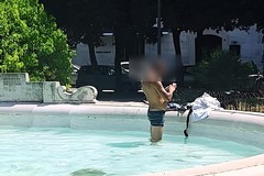 Trani | Bagno fuori programma nella fontana di Piazza della Repubblica: la foto diventa virale e riaccende la polemica sul decoro urbano